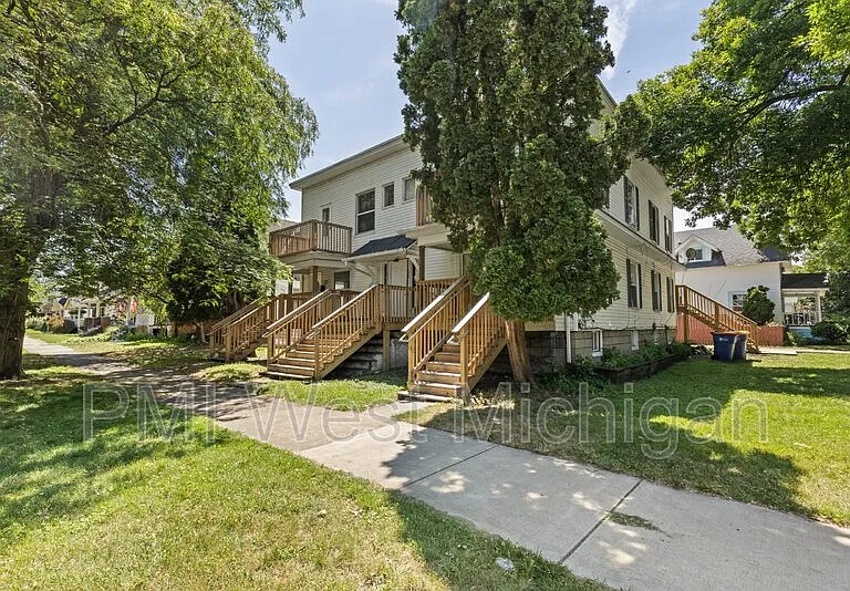 1051 Pine Ave NW — Photo 3