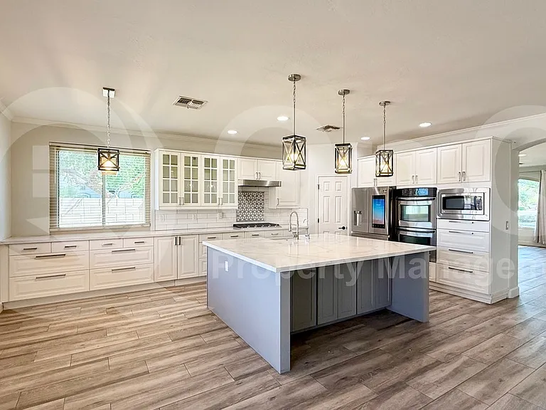 572 N Bell Dr — Photo 9
