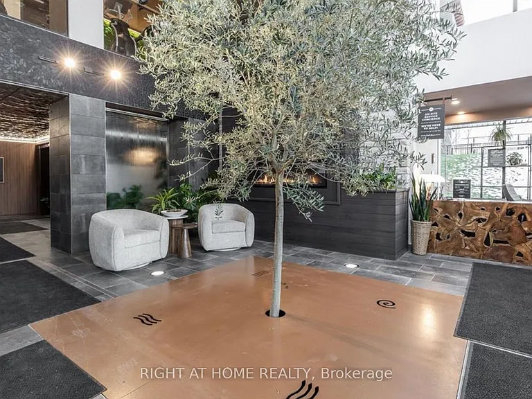 15 Kneeshaw Dr #102 — Photo 38