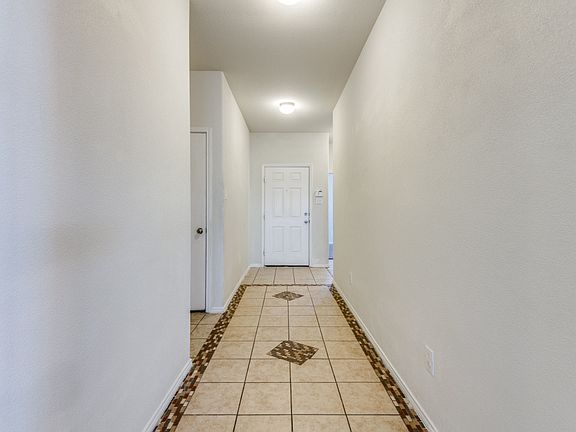 4th image of 2031 Avondown Rd