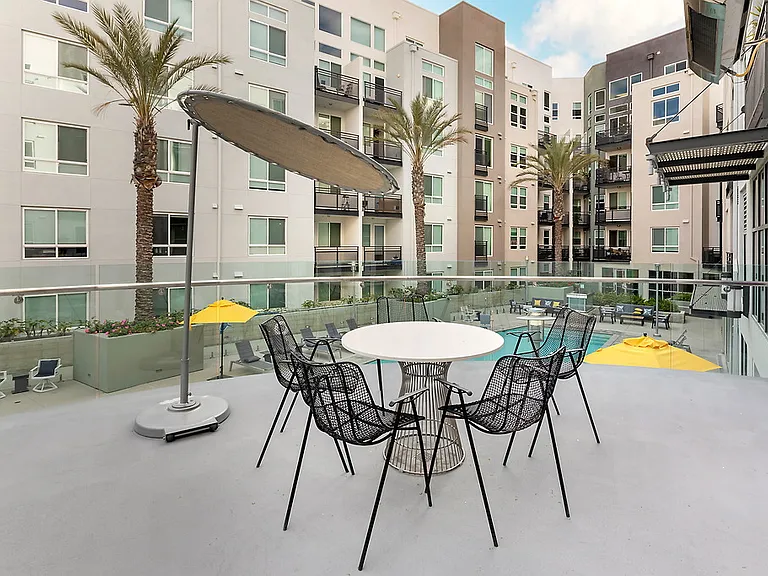 Wilshire La Brea — Photo 36