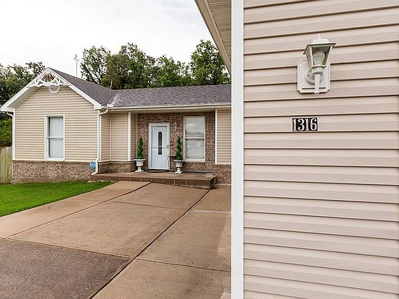 2nd image of 1316 E Kara Ln