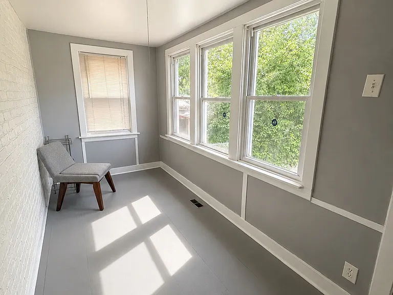 10210 S Bensley Ave — Photo 3