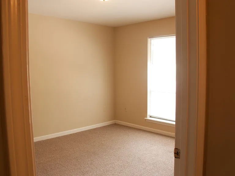752 Kenmore Ave — Photo 8