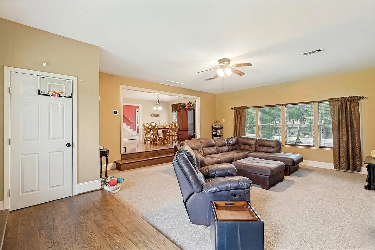 6 bed, 3624 sqft, $5,250 — Photo 3