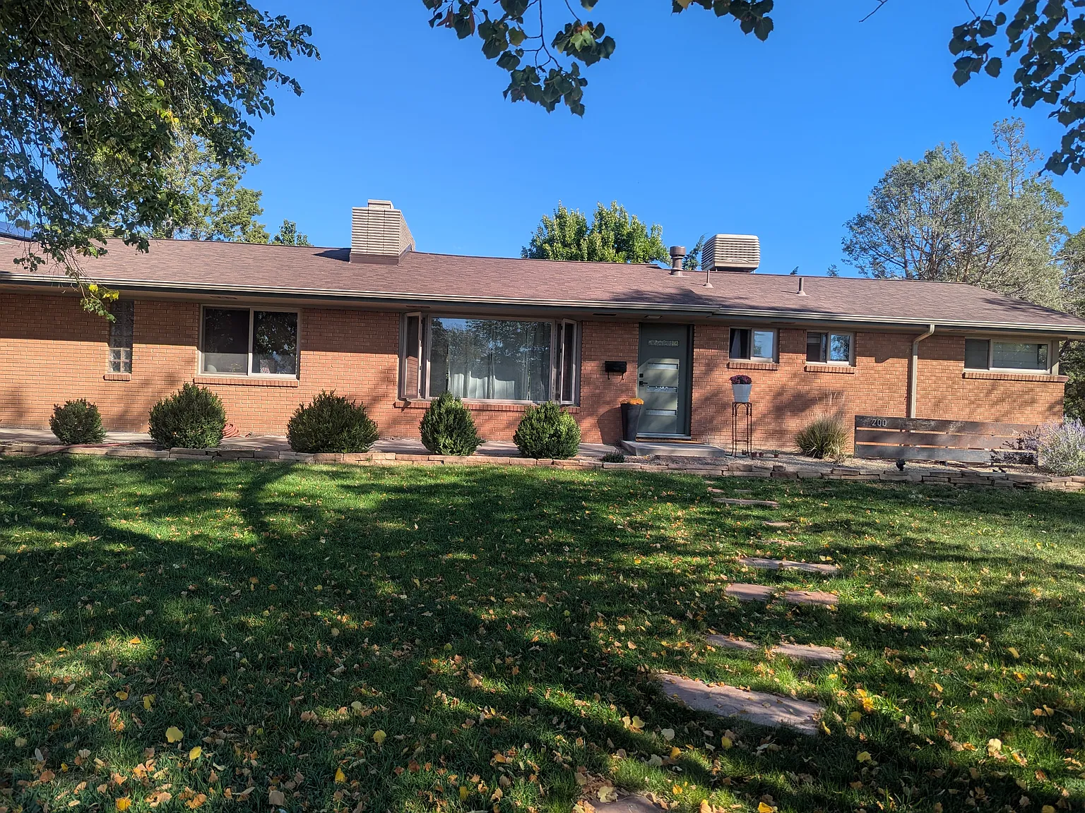 4 bed, 2.5 bath, 2100 sqft, $3,000 — Photo 2