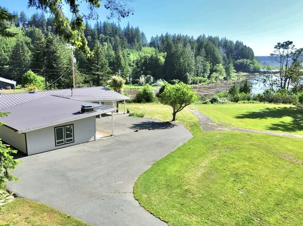 94475 Golf Course Ln, North Bend, OR 97459