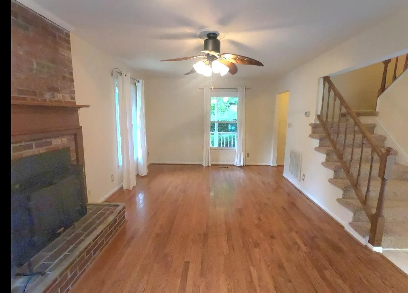3 bed, 3.5 bath, 2242 sqft, $2,500 — Photo 2