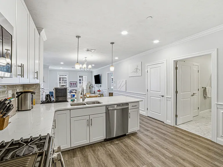 320 Middlesex Ave #D208 — Photo 43