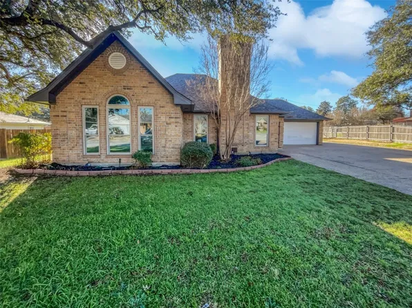 1511 Surry Place Dr, Cleburne, TX 76033