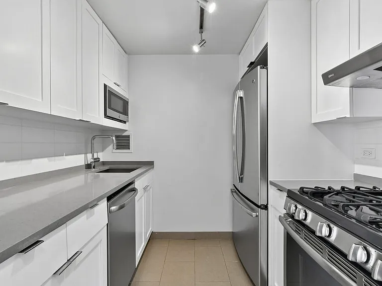 Columbus Cir #S35C — Photo 8