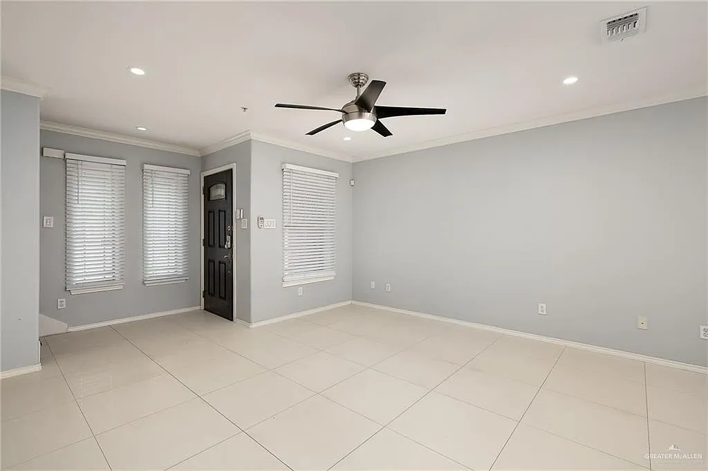 3 bed, 2.5 bath, 1272 sqft, $1,275 — Photo 4