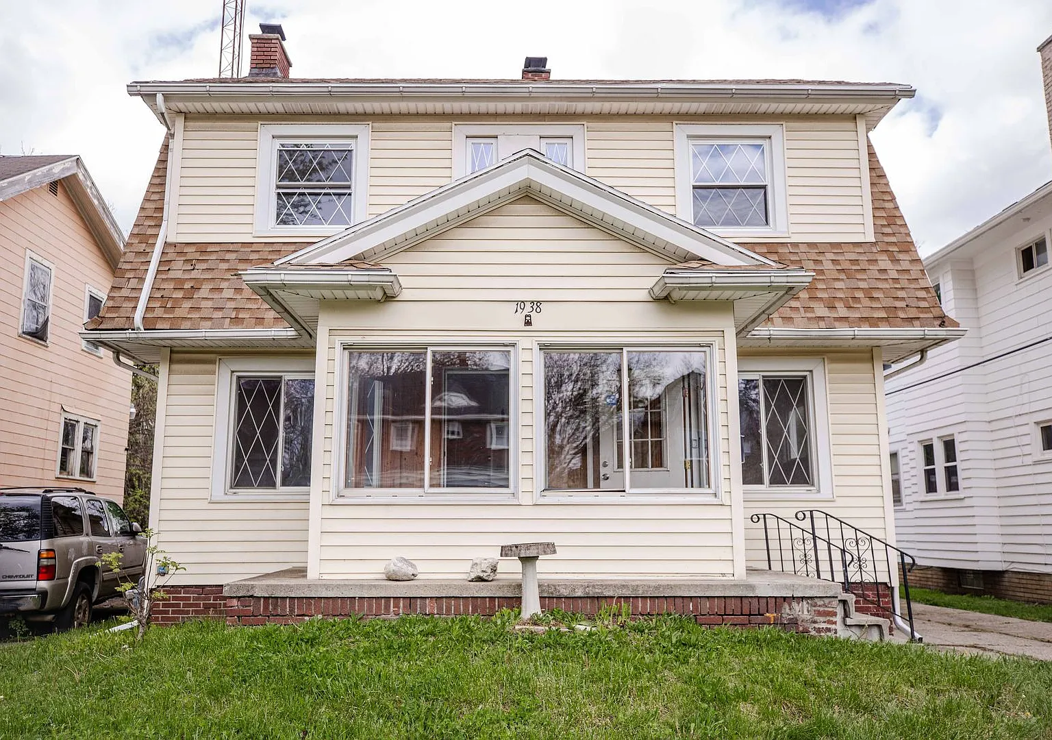 Very Spacious Four Bedroom Home For Rent! — Photo 1