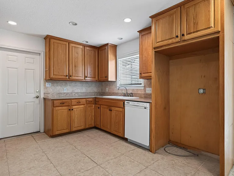 1202 Knollpark Cir — Photo 10