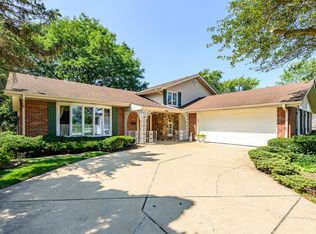 2008 N Kennicott Dr, Arlington Heights, IL 60004