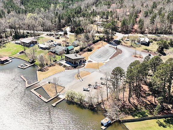 4th image of 8 Guest Cir