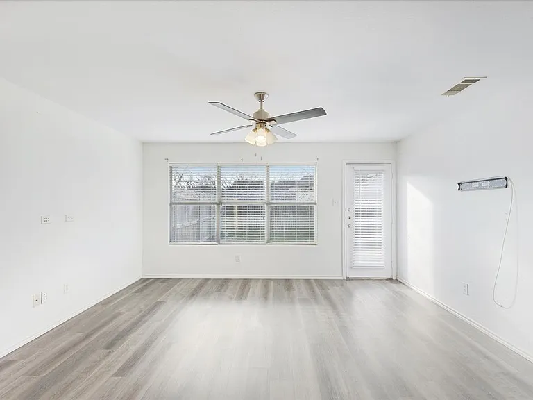 7405 Howling Coyote Ln — Photo 8