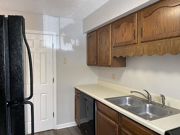 2nd image of 100 Ladbrook Ln