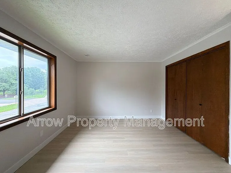3341 Holdrege St #10 — Photo 9