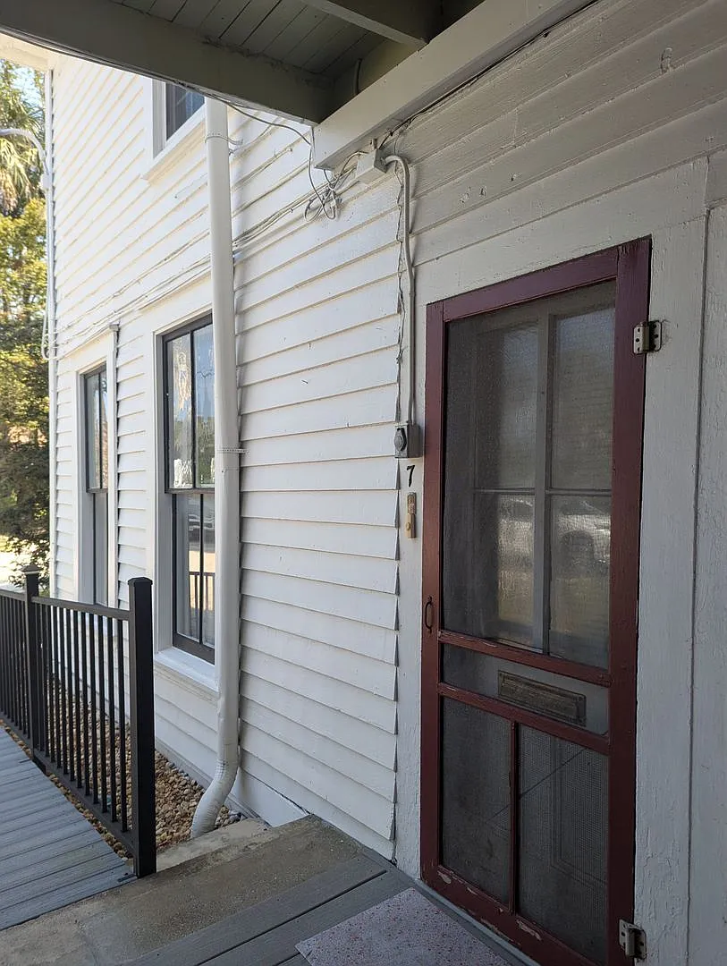 2 Bedroom / 1 Bathroom Apartment in Downtown Hawthorne — Photo 2