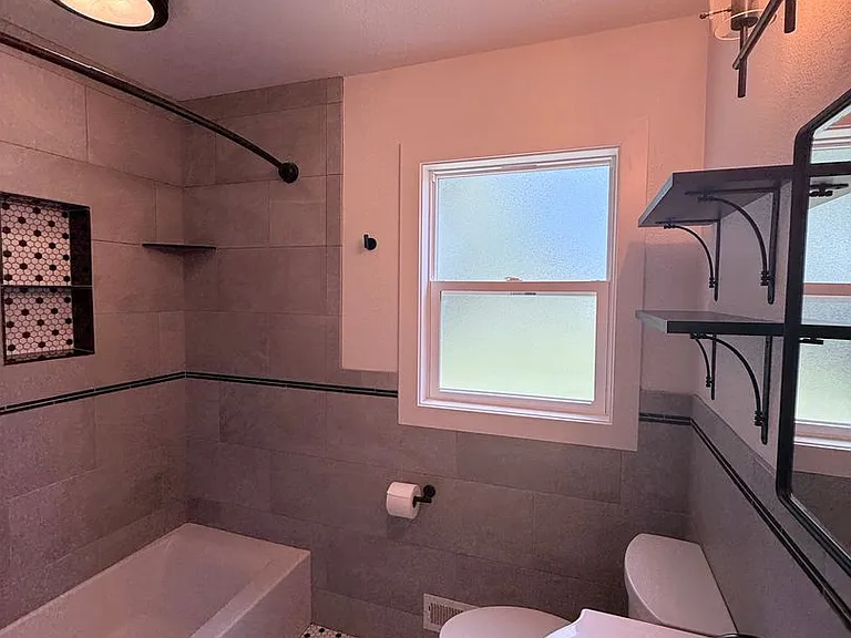 1141 E Madison St — Photo 14