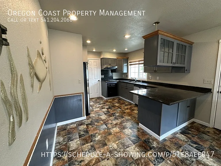 425 NW Siletz Ave — Photo 5