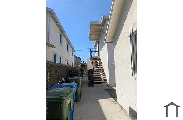 Building Photo - 9021 1/2 Baring Cross Ave