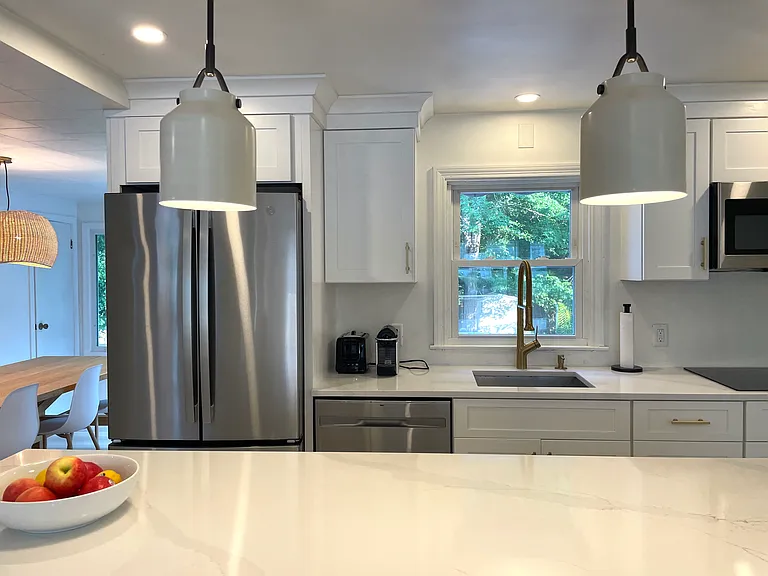 370 Wallis Rd — Photo 8