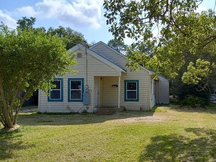 3 bedroom, 2 bath on 1/2 acre lot with fenced in backyard