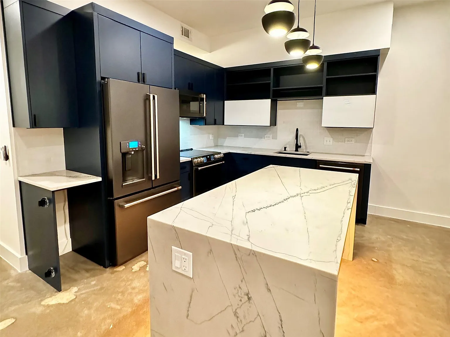 1 bed, 1.0 bath, 693 sqft, $2,499 — Photo 2