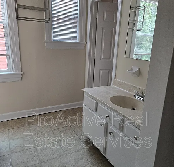 910 Colonial Ave — Photo 19