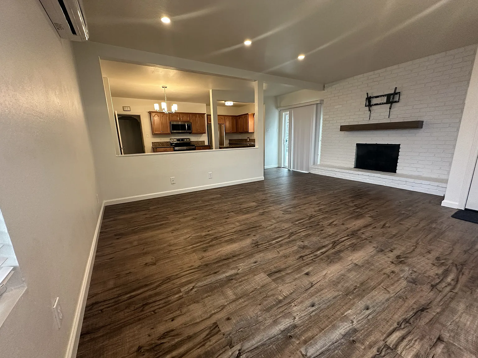 4 bed, 2150 sqft, $3,300 — Photo 2