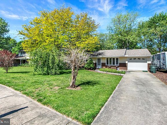 3rd image of 1405 Equestrian Dr