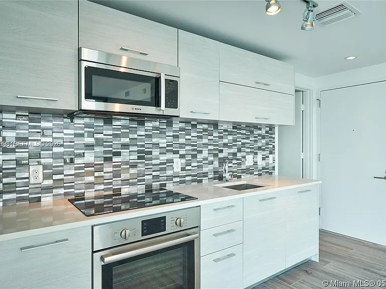 650 NE 32nd St #1208 — Photo 3