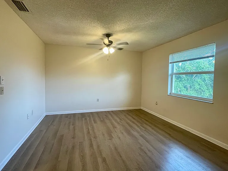 544 SW 35th St #7 — Photo 7