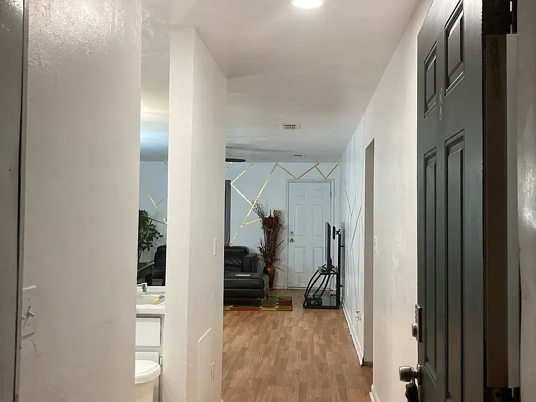 1410 Charlotte St — Photo 3