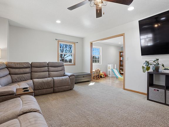 3rd image of 918 Acorn Ln