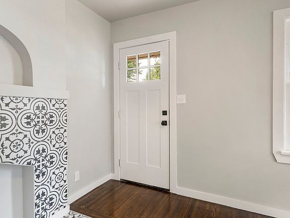 2nd image of 2730-2732 E Archer St