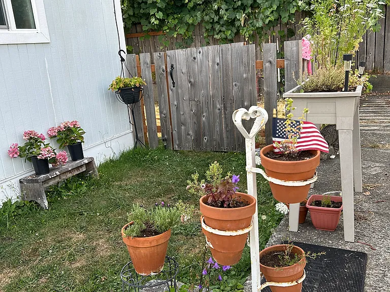 1208 Webster St W — Photo 8