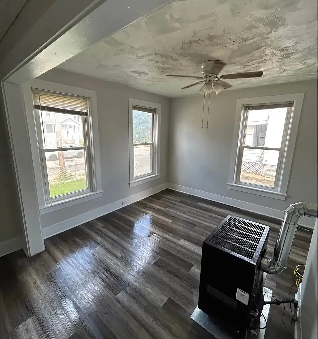3 bed, 1000 sqft, $1,830 — Photo 2