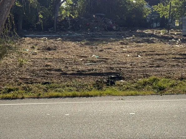 1809 S Main St, Highlands, TX 77562