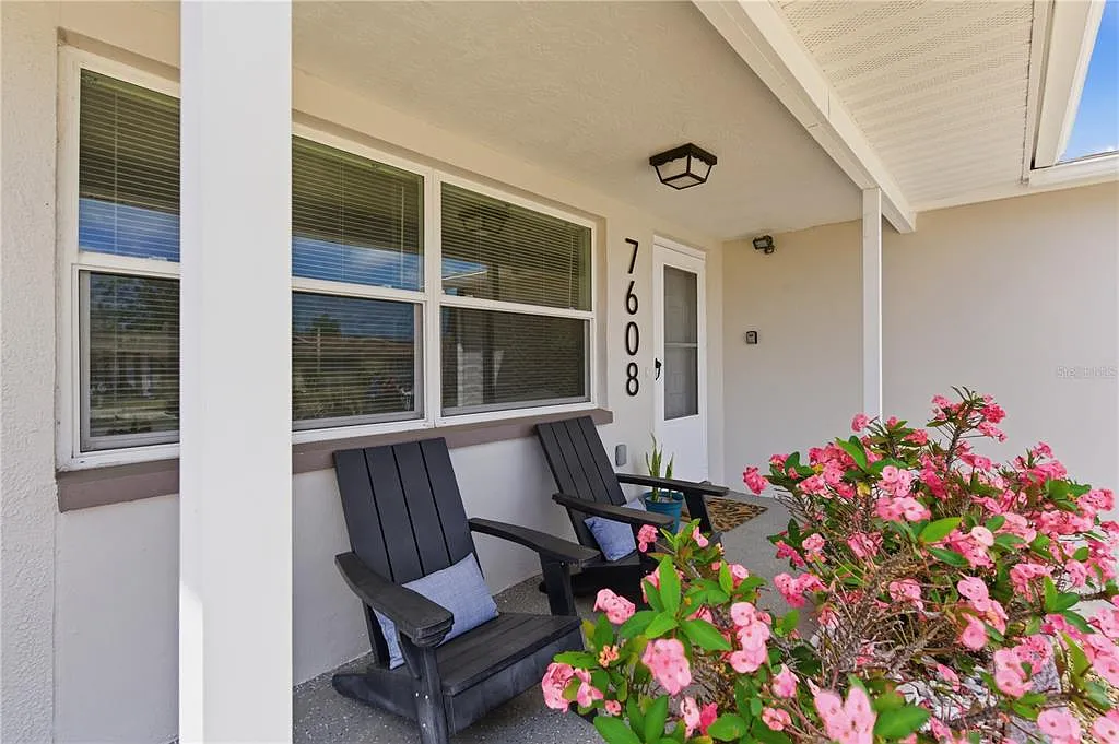 3 bed, 2.0 bath, 1310 sqft, $2,100 — Photo 2