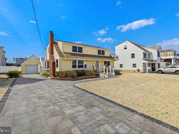 334 W 5th St, Ship Bottom, NJ 08008