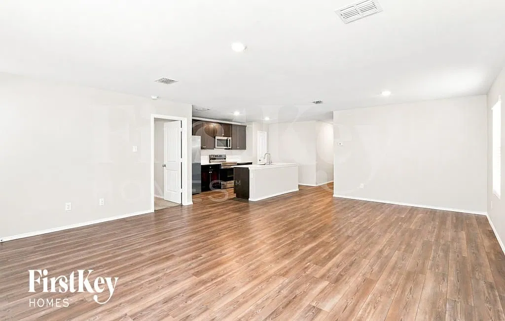4 bed, 2.0 bath, 1695 sqft, $1,940 — Photo 2