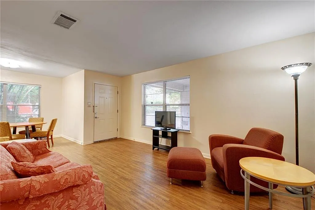 3 bed, 1050 sqft, $1,995 — Photo 4