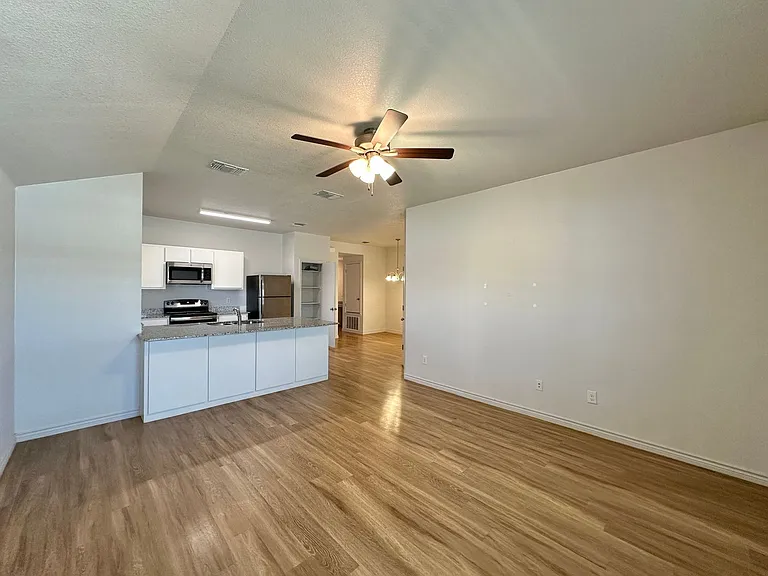 1813 Clovis Dr — Photo 5