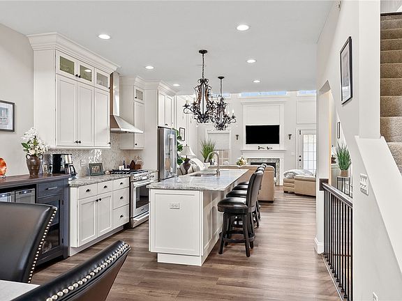 4th image of 996 Surrey Woods Dr