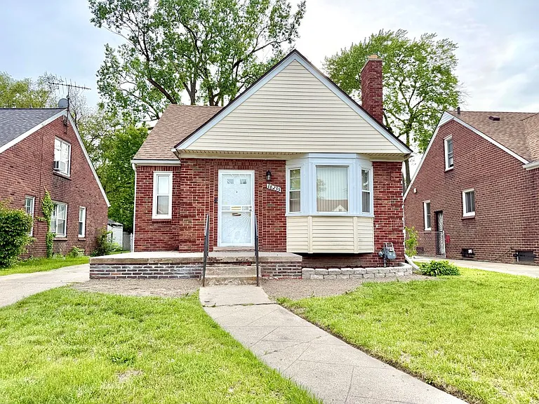 18235 Tracey St — Photo 1