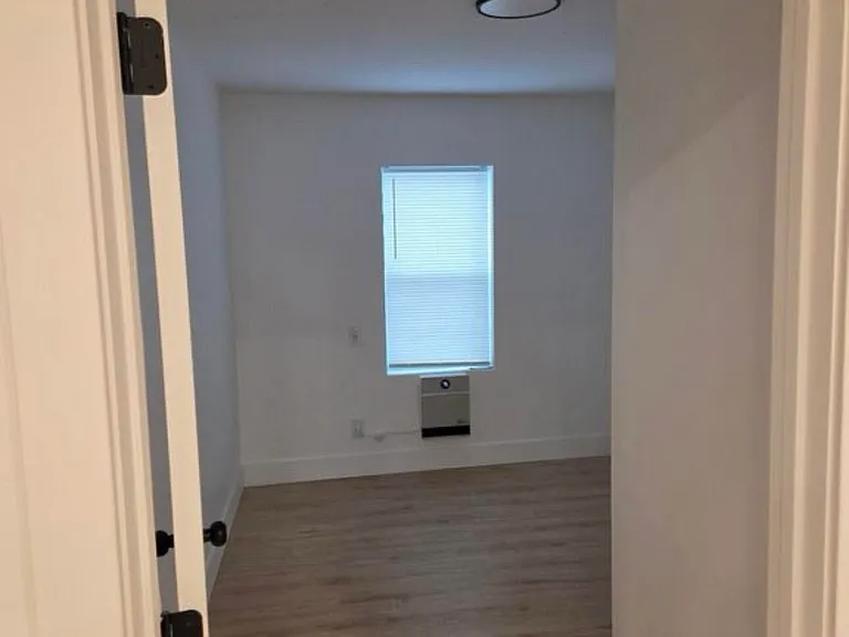 31 Van Zandt St — Photo 2