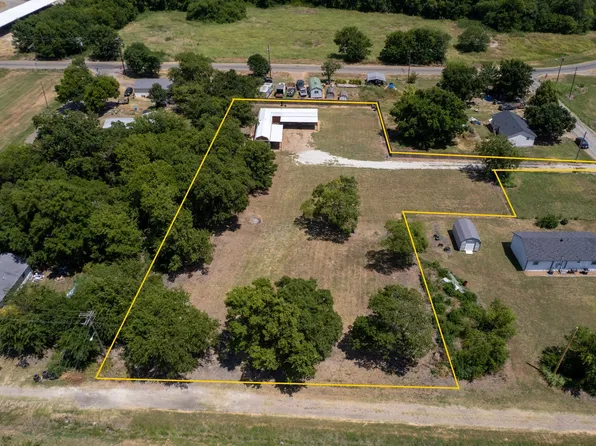 933 E Scott St, Honey Grove, TX 75446
